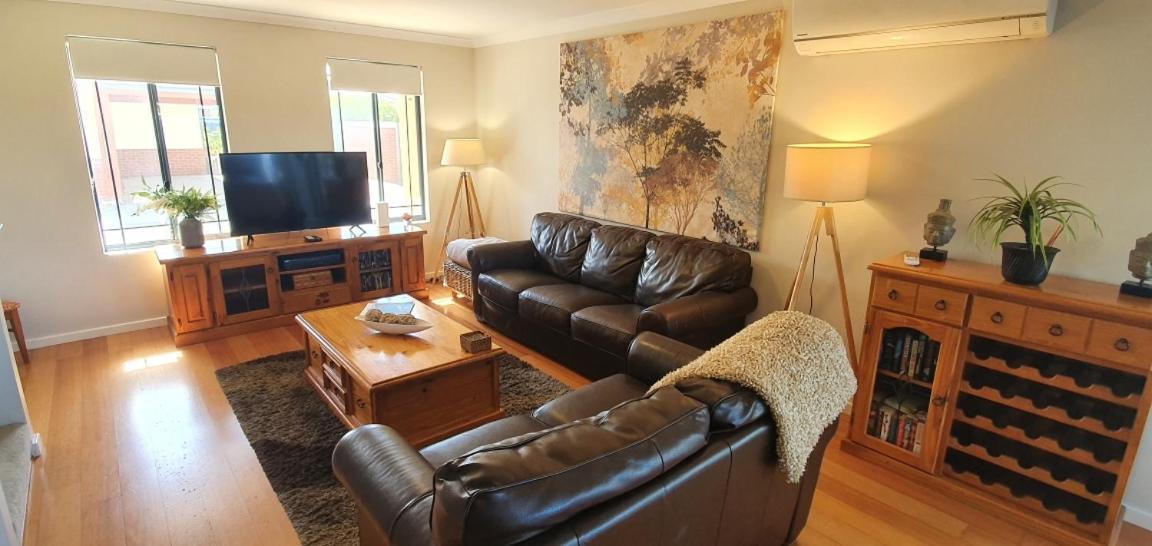 Palm Beach Manor Рокингам Екстериор снимка